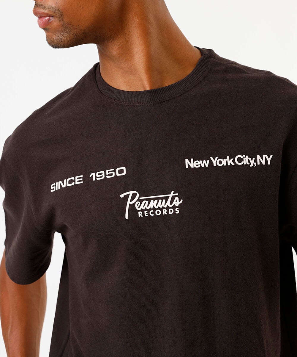 camiseta masculina box fit peanuts records marrom