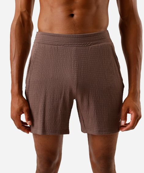 short masculino esportivo texturizado marrom