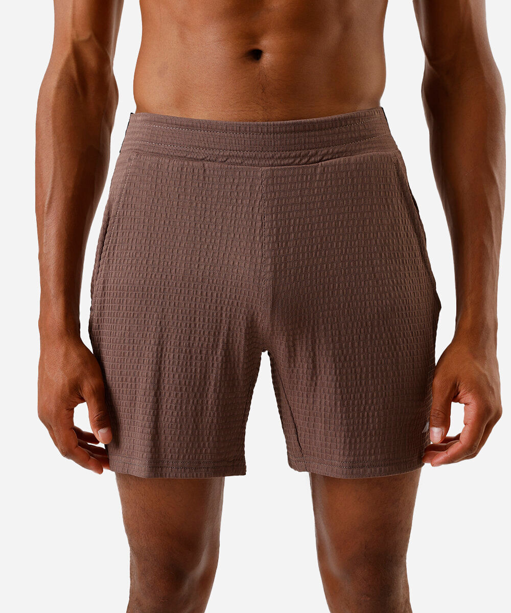 short masculino esportivo texturizado marrom