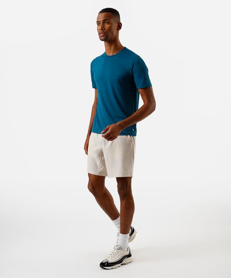 short masculino esportivo com recortes bege