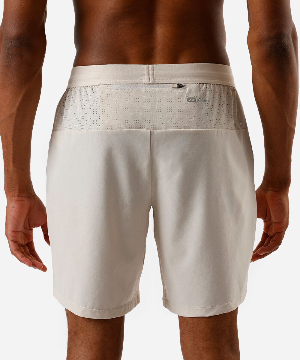 short masculino esportivo com recortes bege