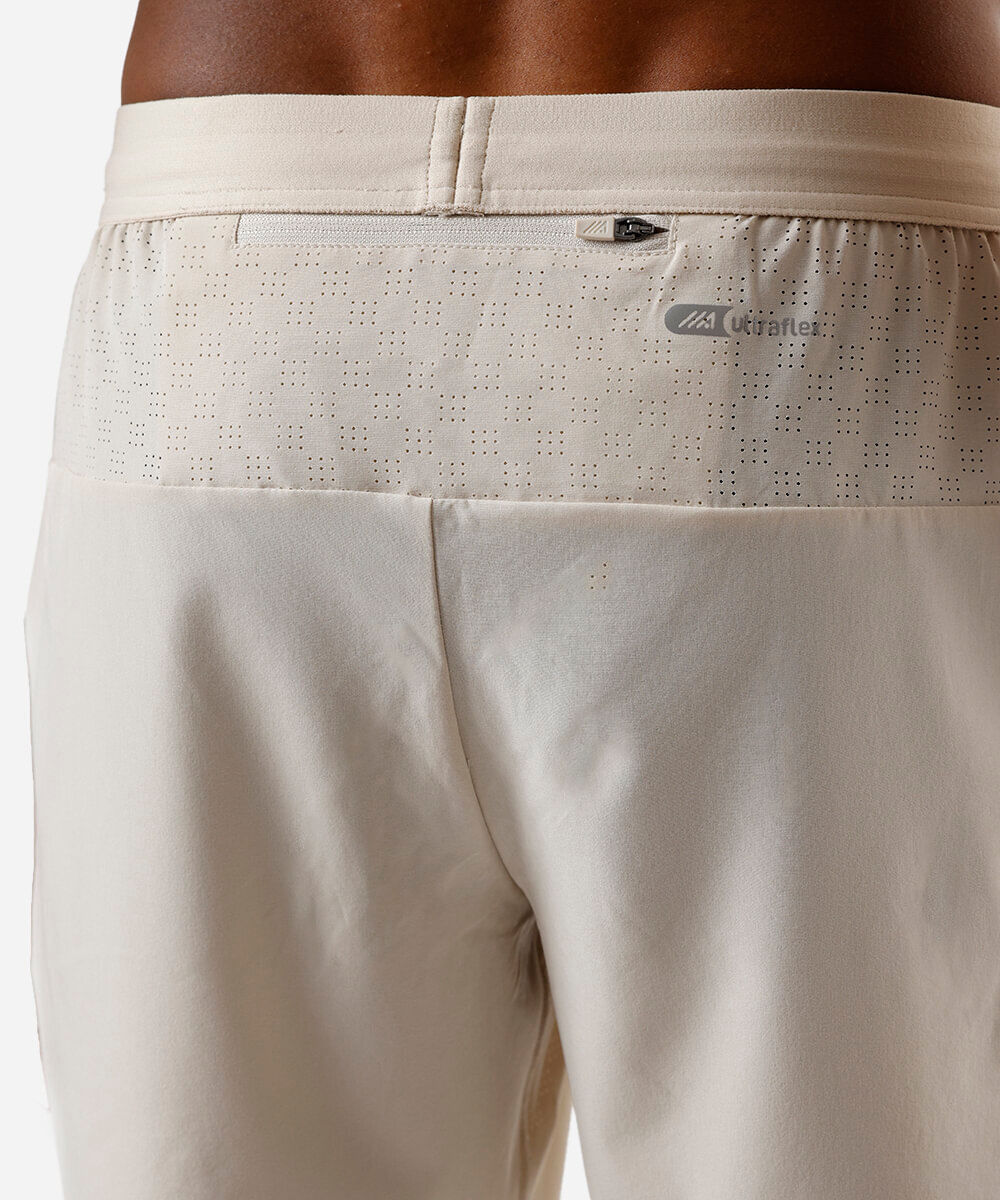 short masculino esportivo com recortes bege