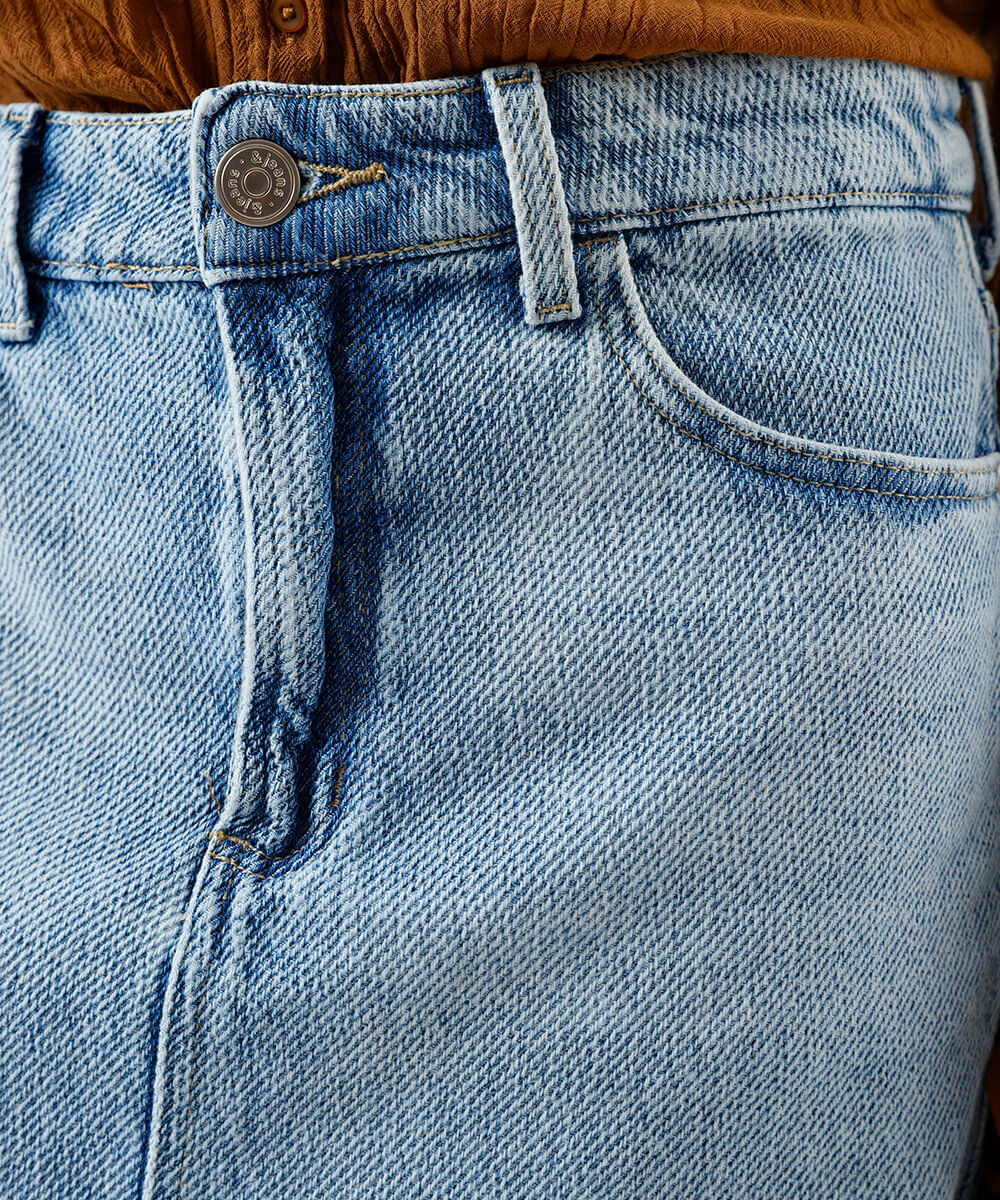 minissaia jeans cintura média barra desfiada azul