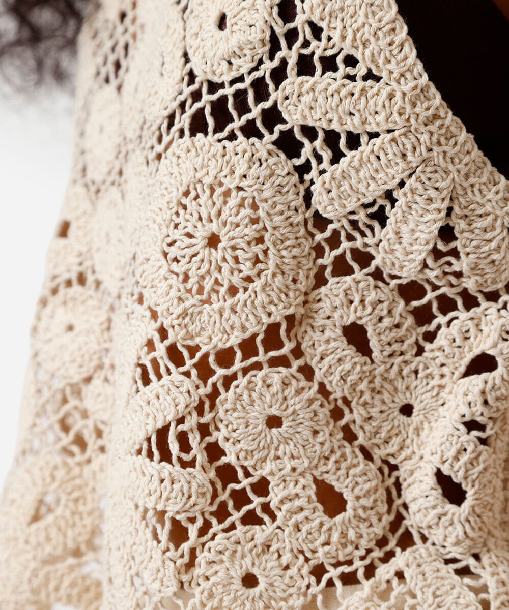 regata feminina de crochet floral bege