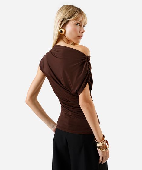 blusa feminina assimétrica franzida marrom