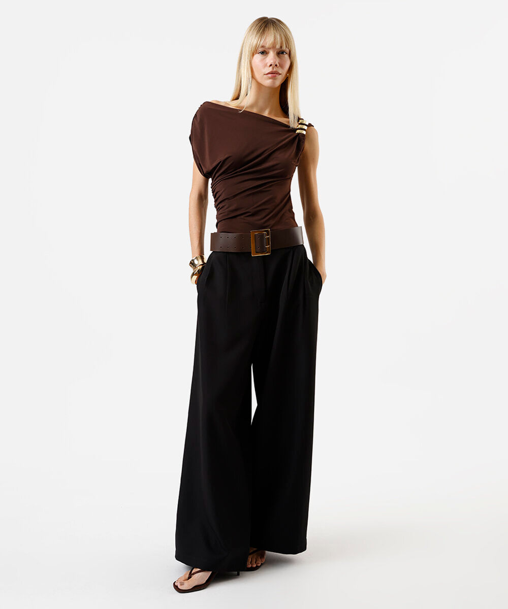 blusa feminina assimétrica franzida marrom