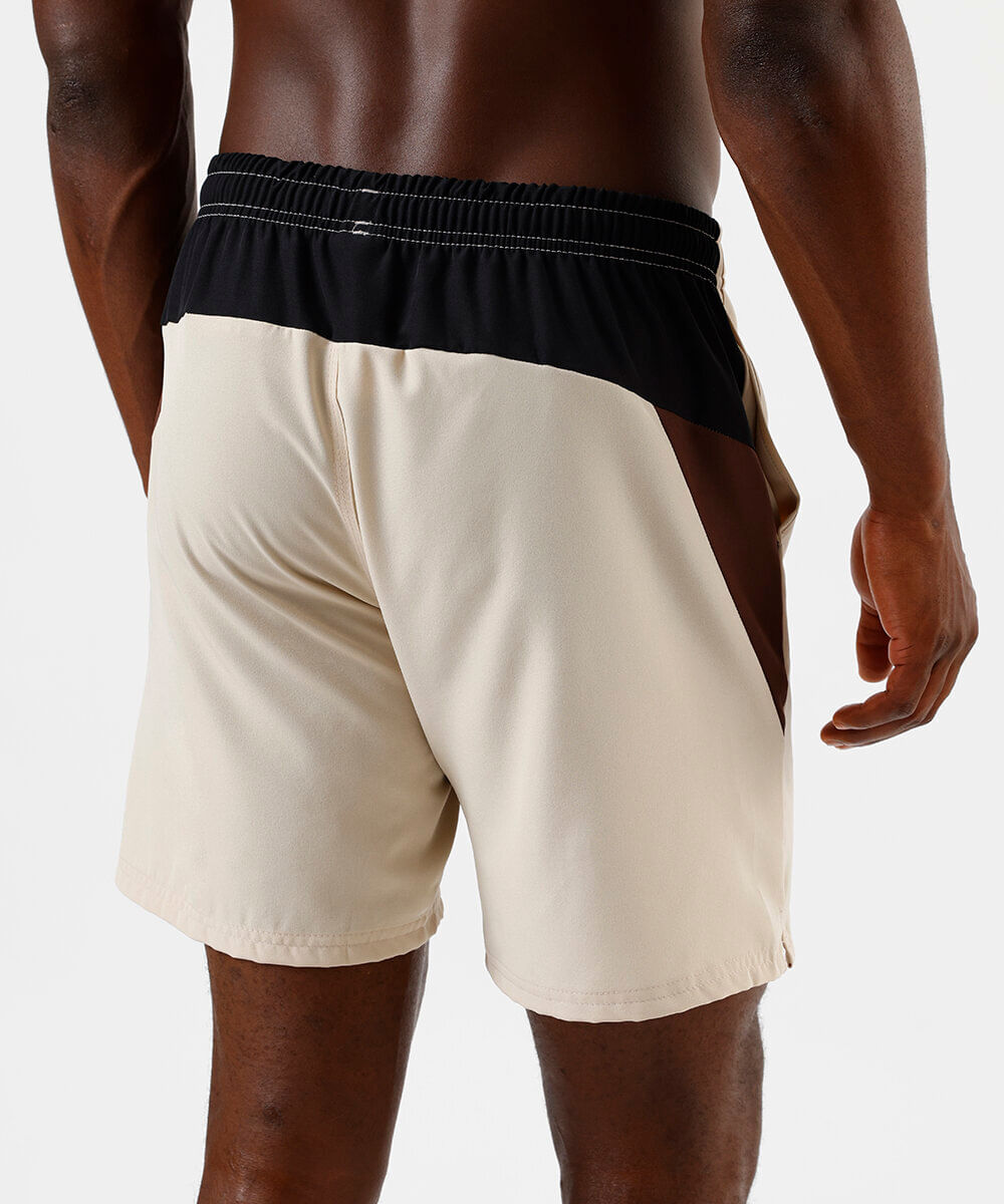 short masculino esportivo com recortes bege