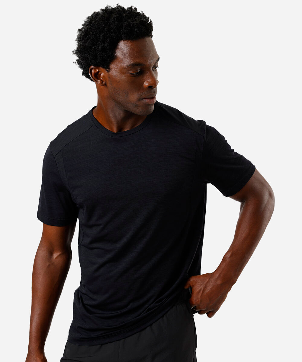 camiseta masculina recortes preta