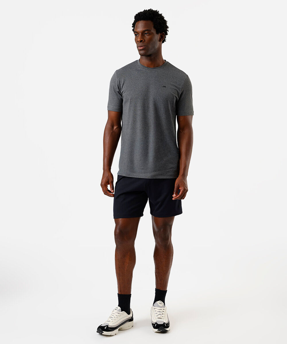 camiseta esportiva masculina estampada cinza