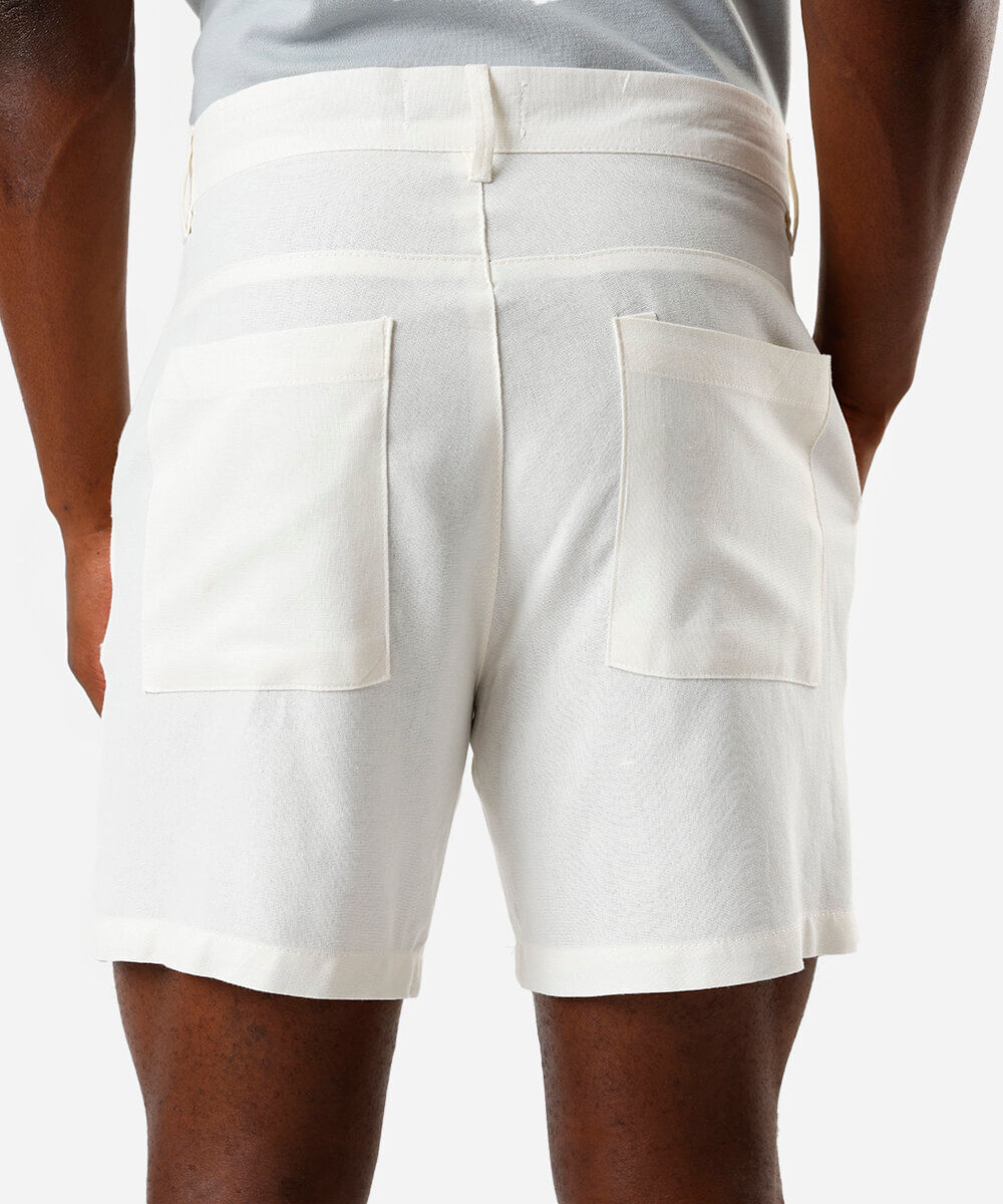 short masculino chino com linho off white