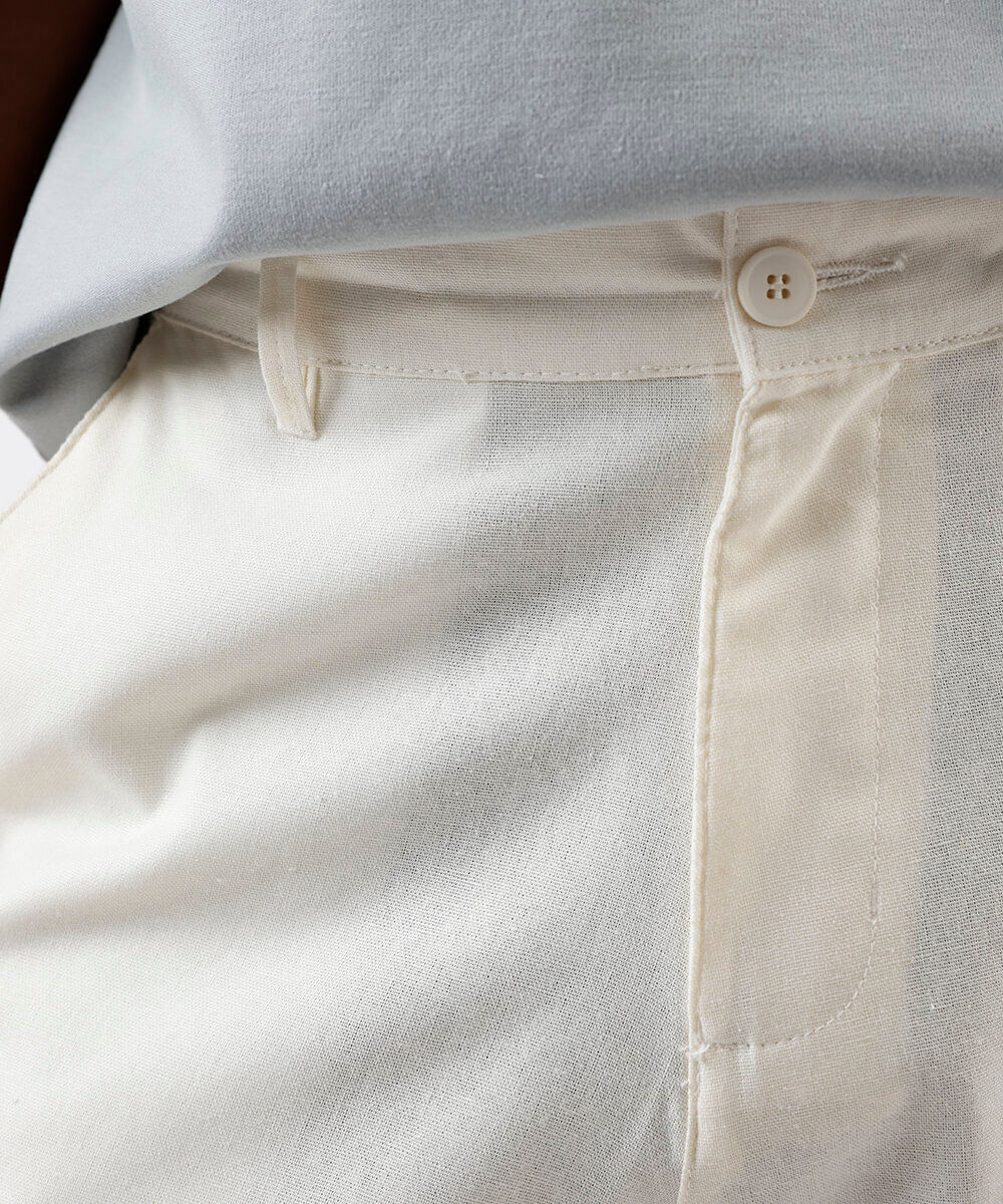 short masculino chino com linho off white