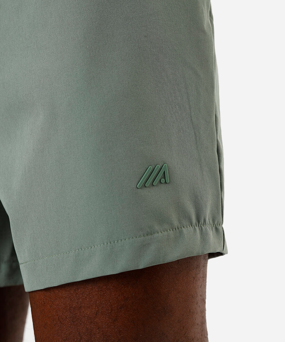 short masculino esportivo com recortes verde