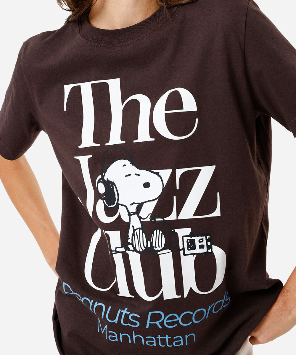 camiseta feminina snoopy jazz club marrom