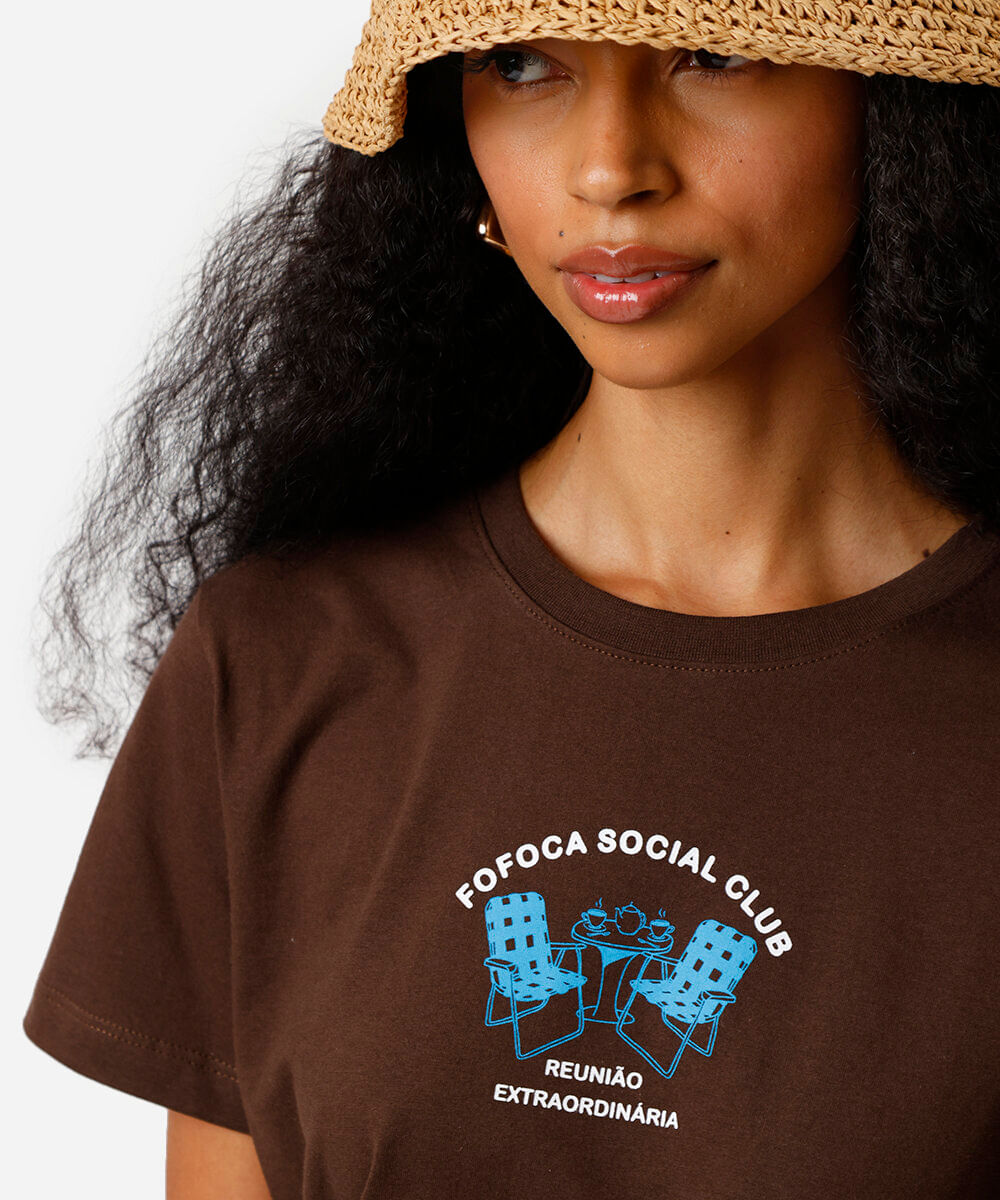 camiseta feminina de algodão fofoca club marrom
