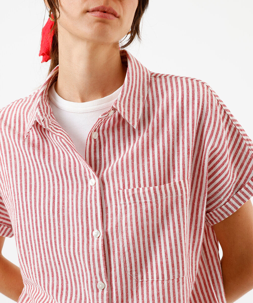 camisa manga curta com bolso vermelha