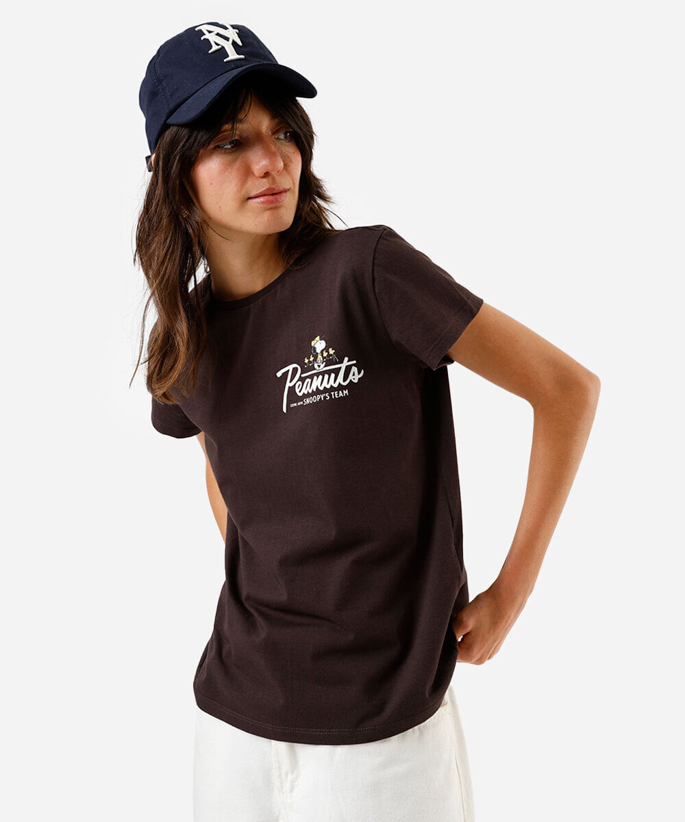 camiseta feminina snoopy minimal marrom