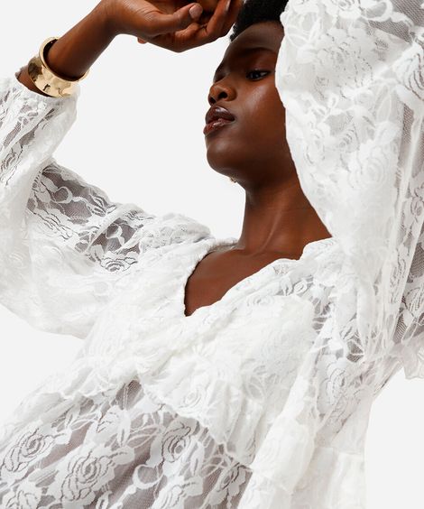 bata feminina de renda com babados floral off white