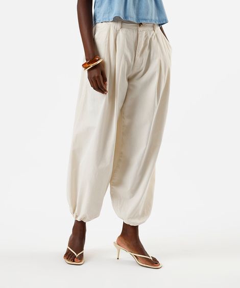 calça balonê feminina de sarja com pregas off white