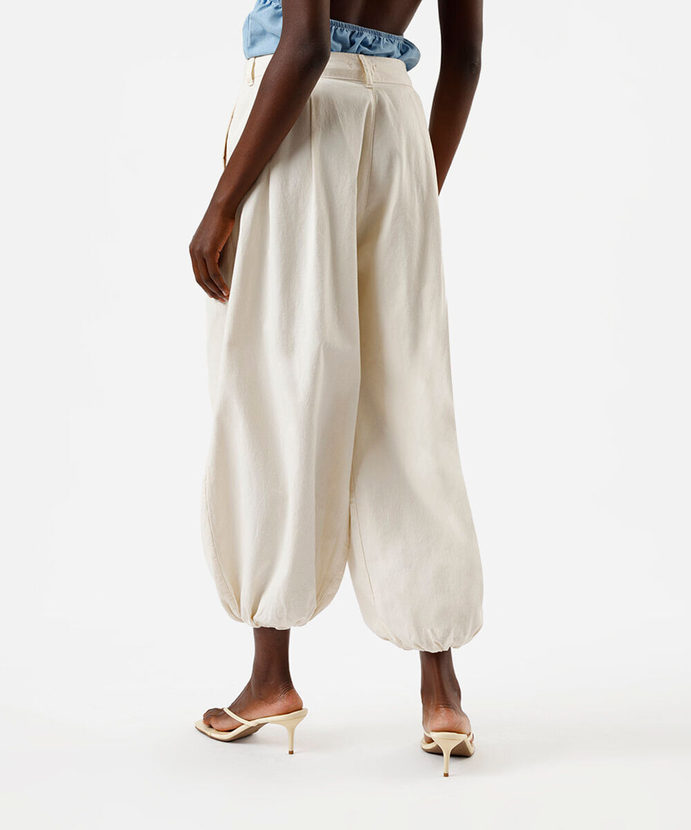 calça balonê feminina de sarja com pregas off white