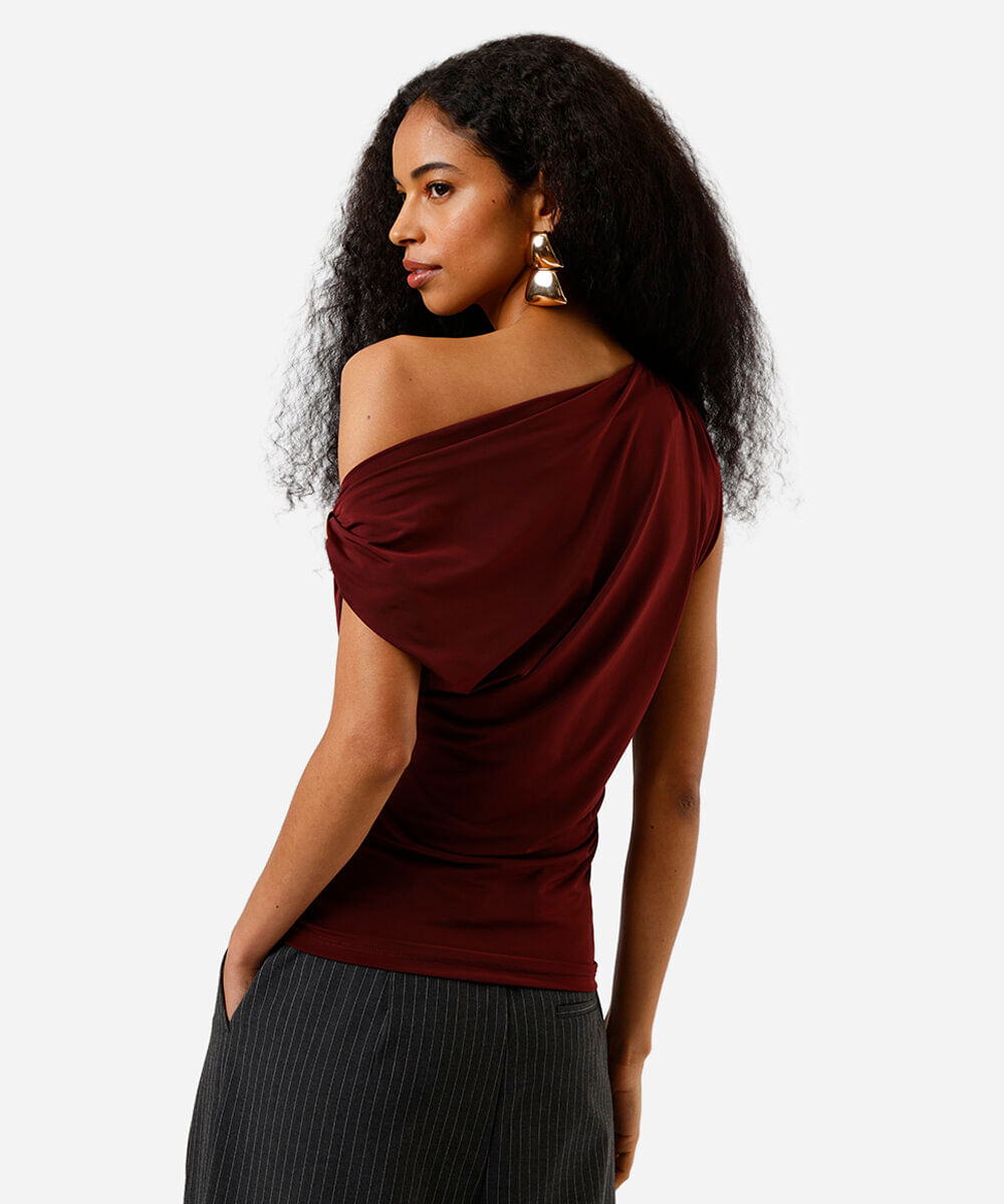 blusa feminina assimétrica franzida vinho