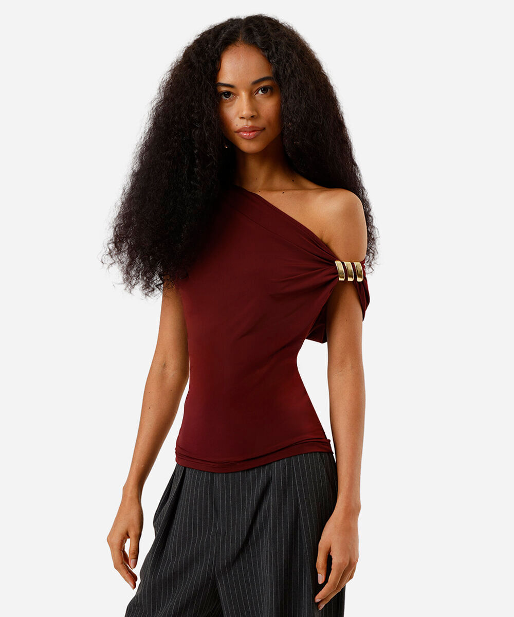 blusa feminina assimétrica franzida vinho