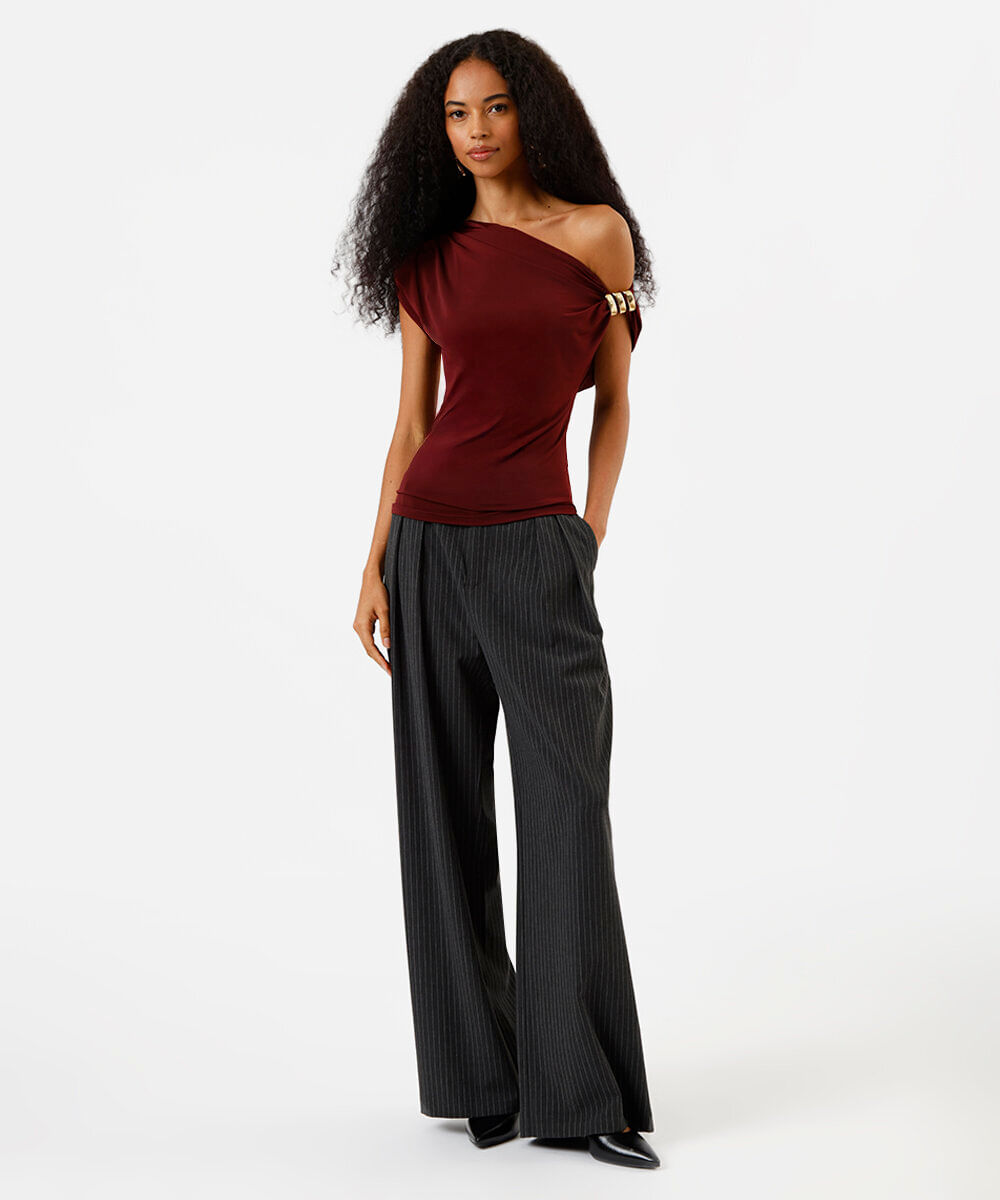 blusa feminina assimétrica franzida vinho