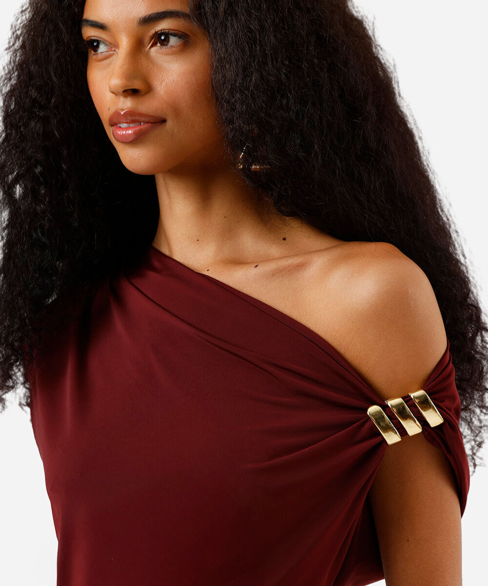 blusa feminina assimétrica franzida vinho
