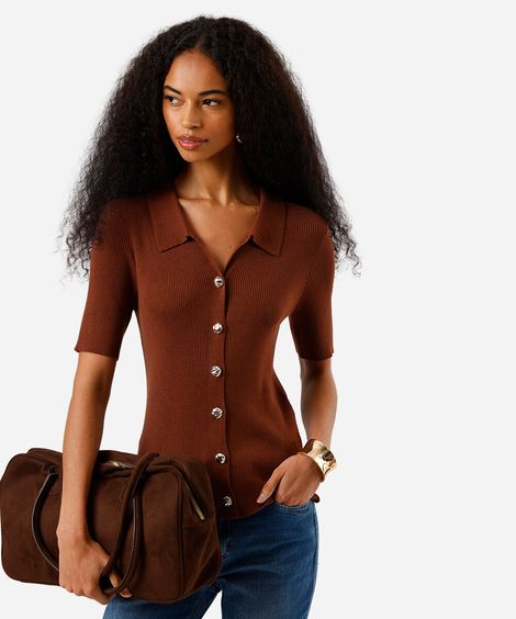 polo feminina de tricô com botões marrom