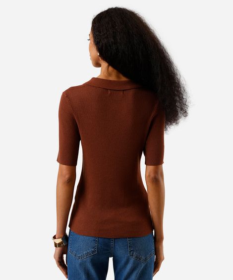 polo feminina de tricô com botões marrom