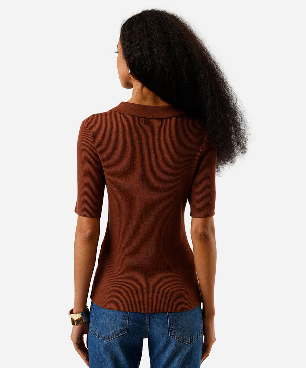 polo feminina de tricô com botões marrom