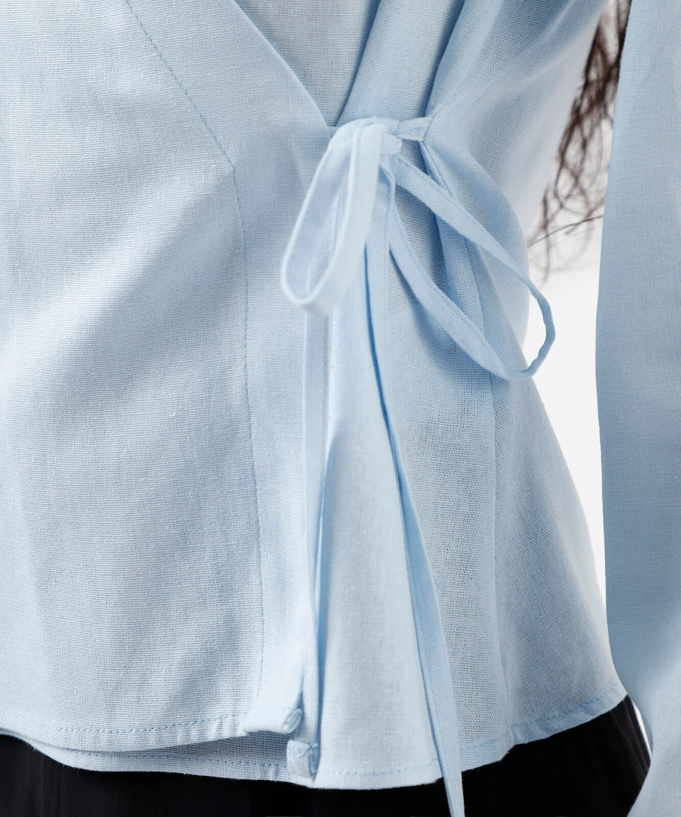 camisa feminina manga longa transpassada com linho azul