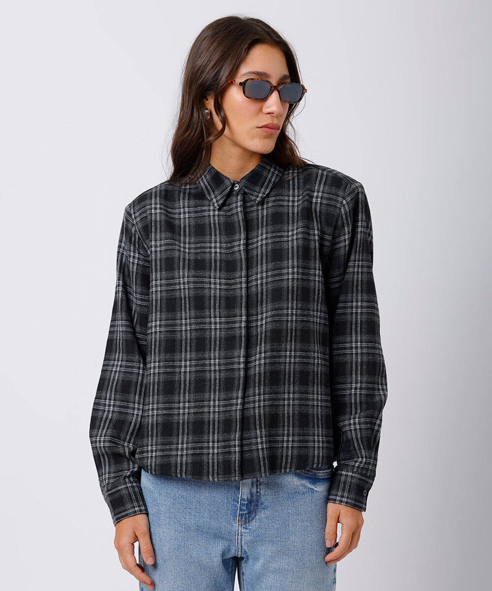 camisa feminina com ombreiras xadrez mindset preta
