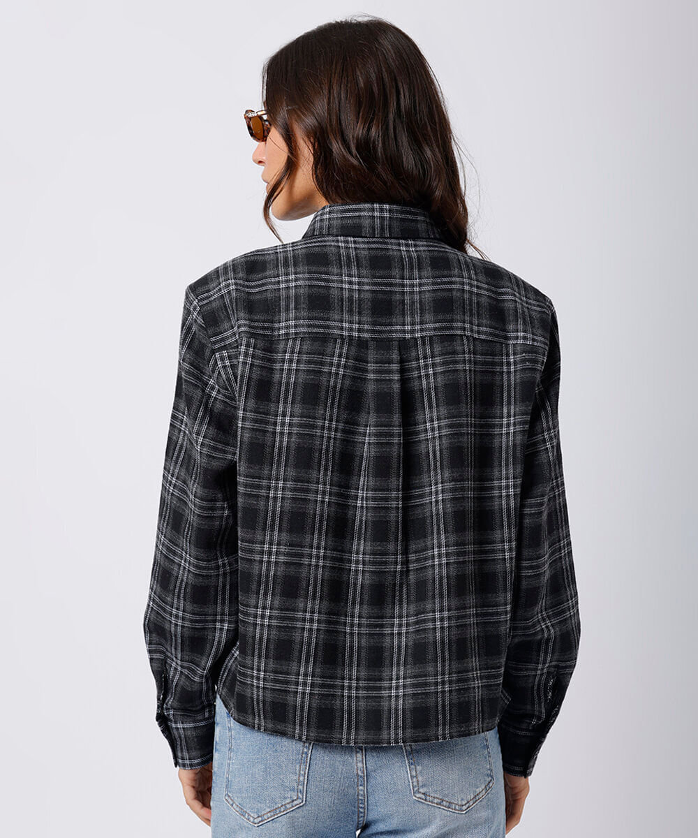 camisa feminina com ombreiras xadrez mindset preta
