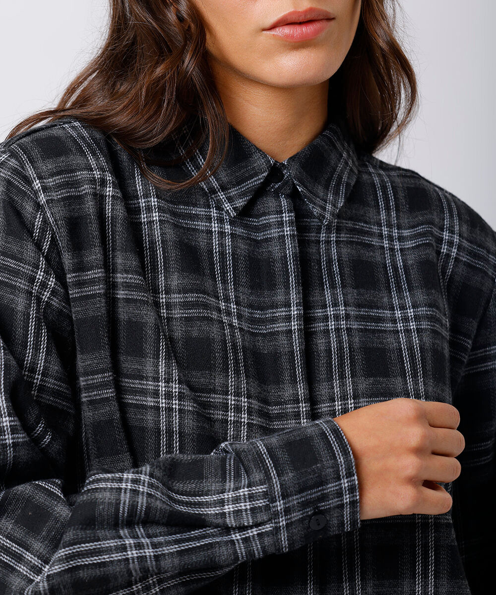 camisa feminina com ombreiras xadrez mindset preta