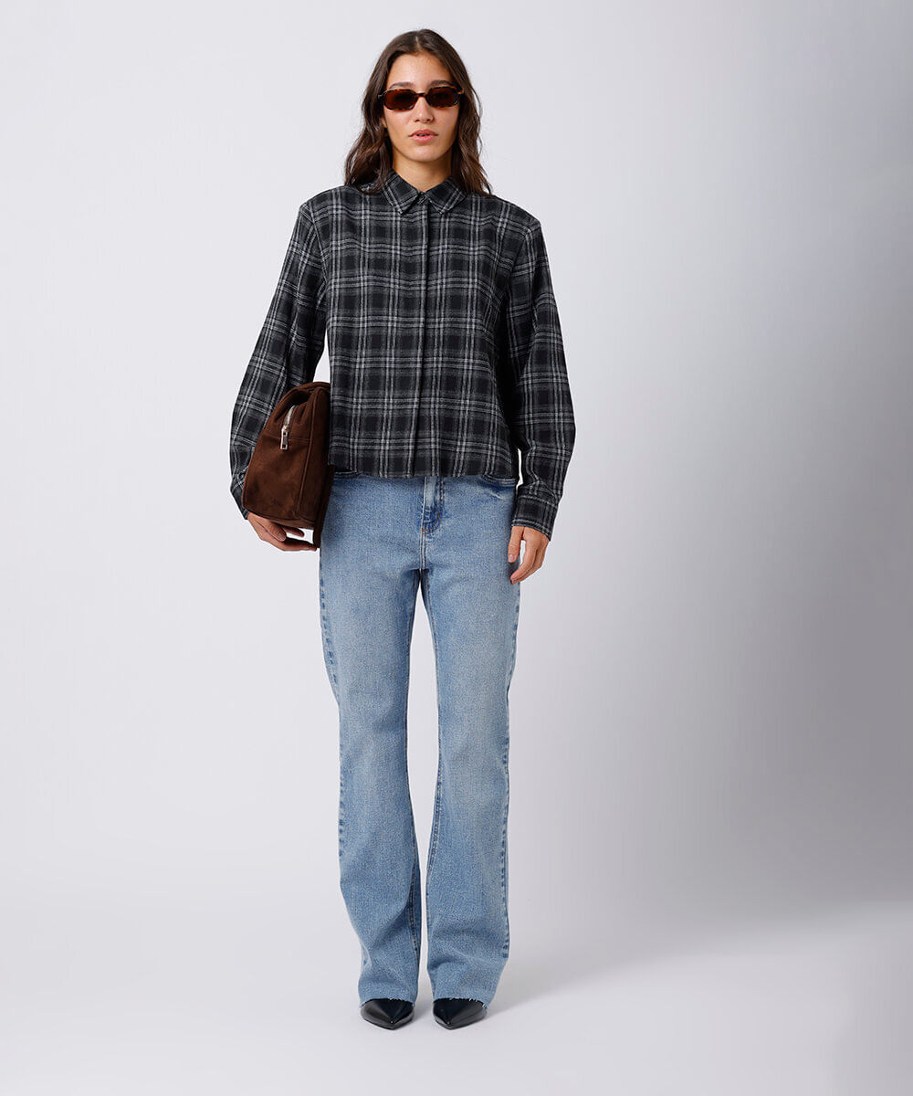 camisa feminina com ombreiras xadrez mindset preta