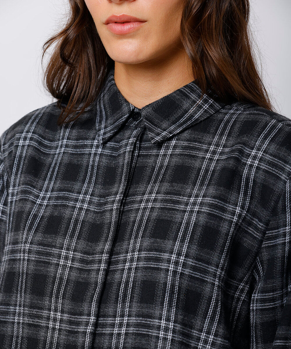 camisa feminina com ombreiras xadrez mindset preta