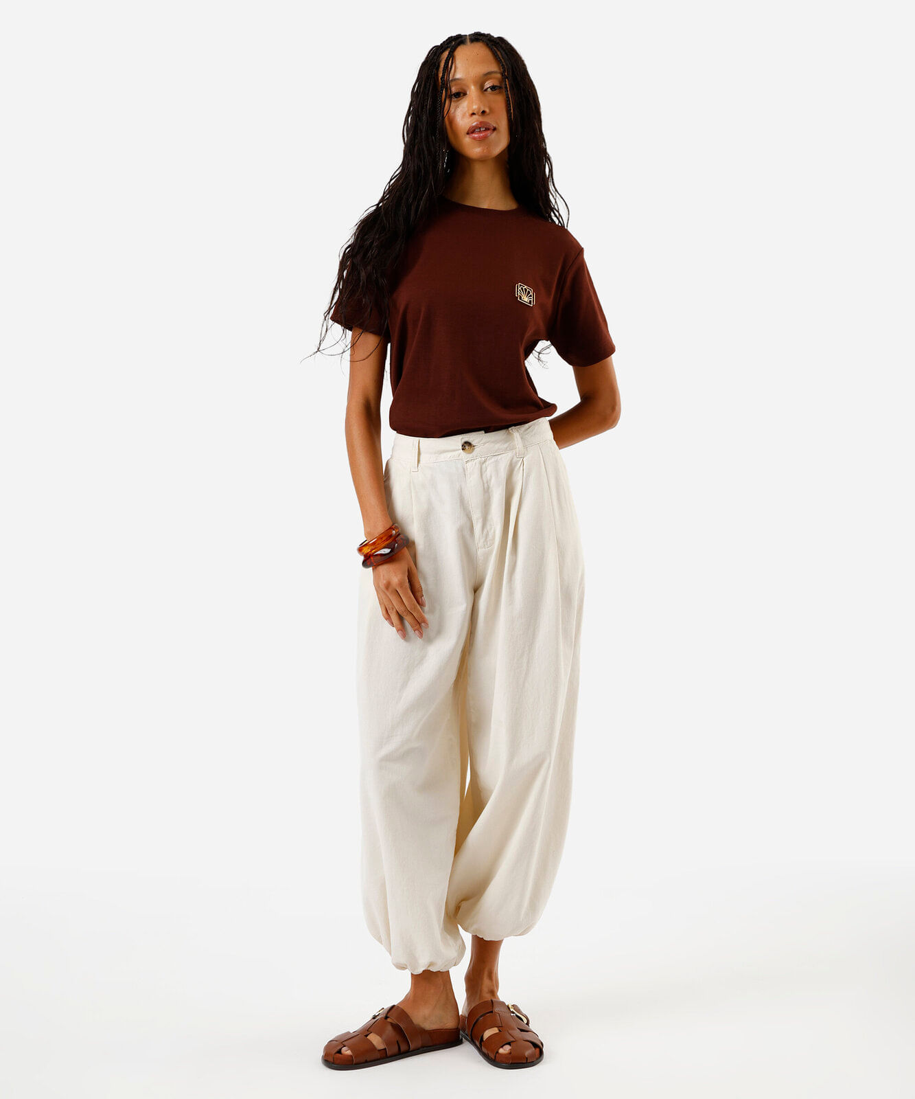 camiseta feminina com algodão e fivela marrom