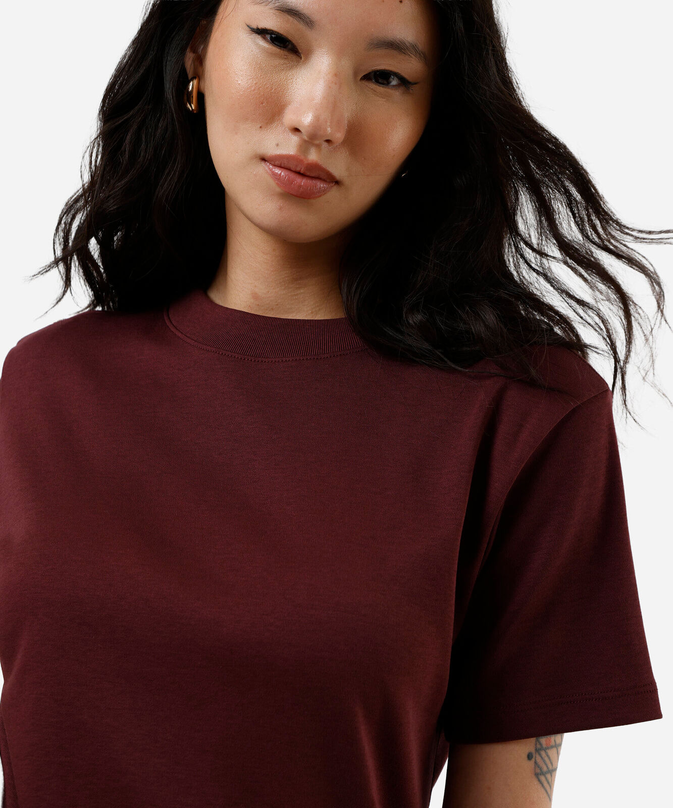 camiseta básica feminina de algodão peruano oversized com fendas vinho