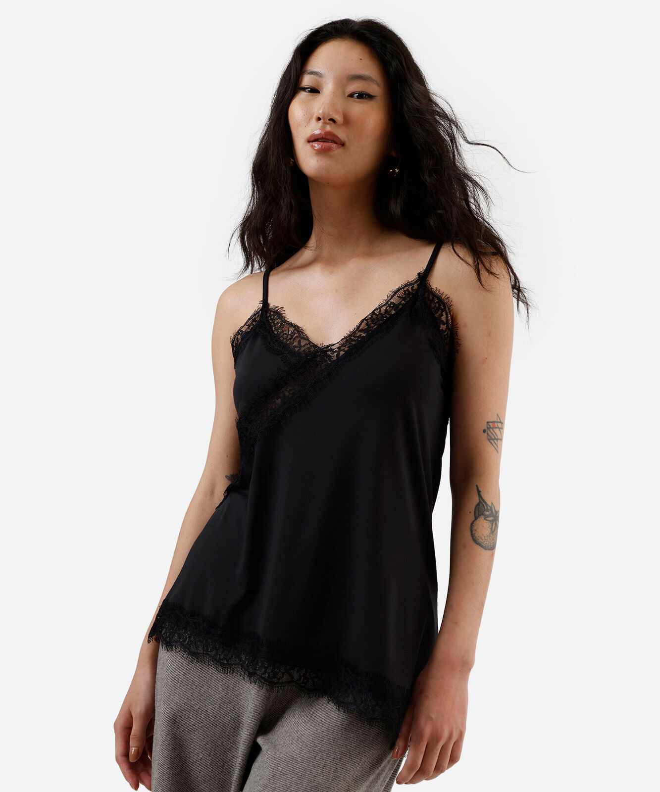 Blusa assimétrica feminina com renda preta