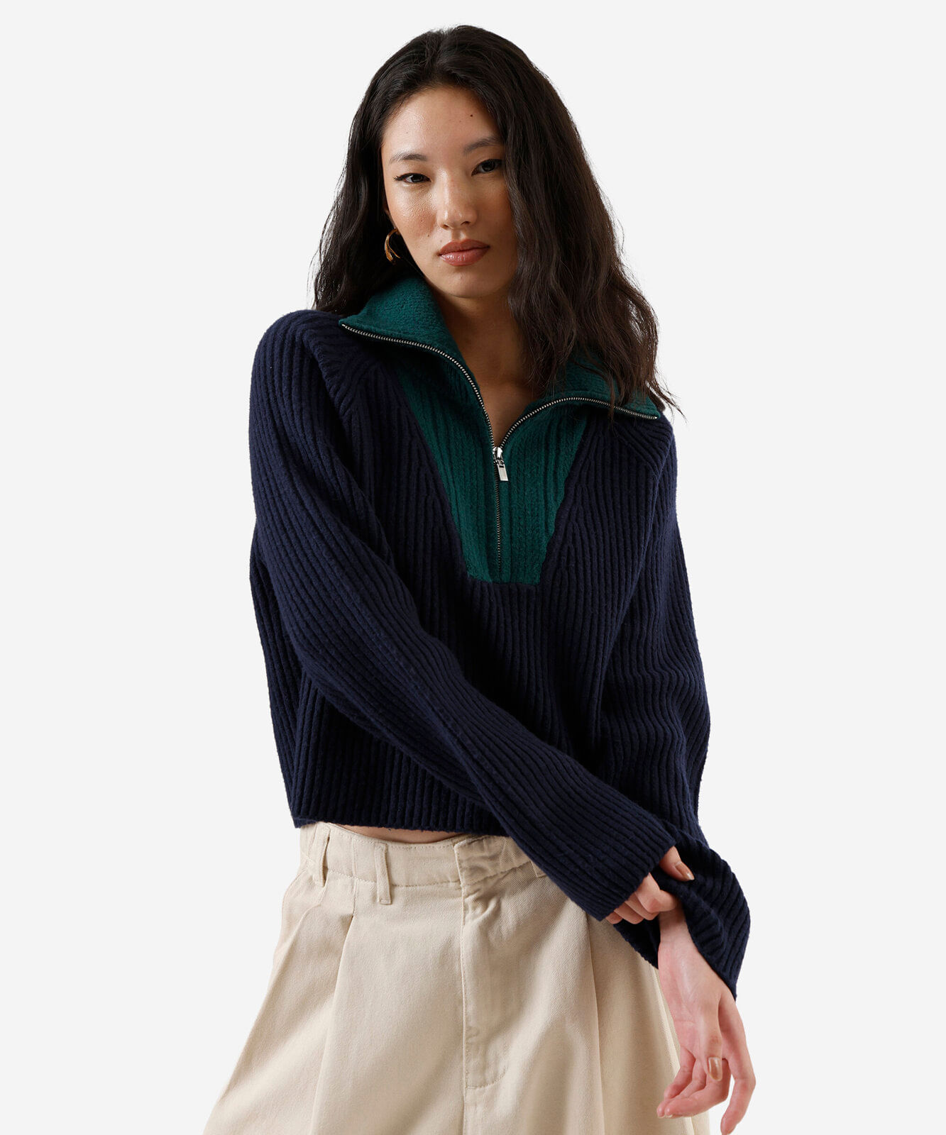 suéter feminino de tricot com recorte e zíper gola alta  azul