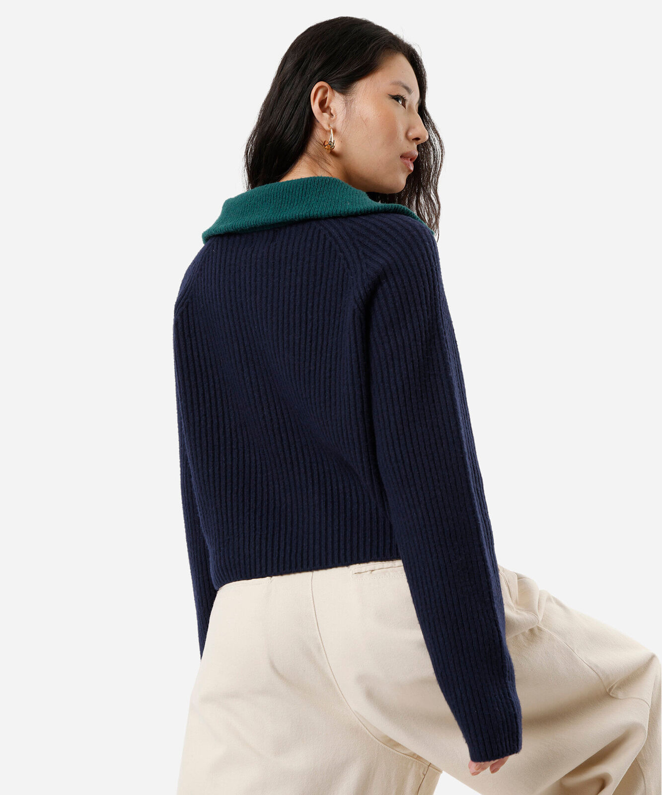 suéter feminino de tricot com recorte e zíper gola alta  azul