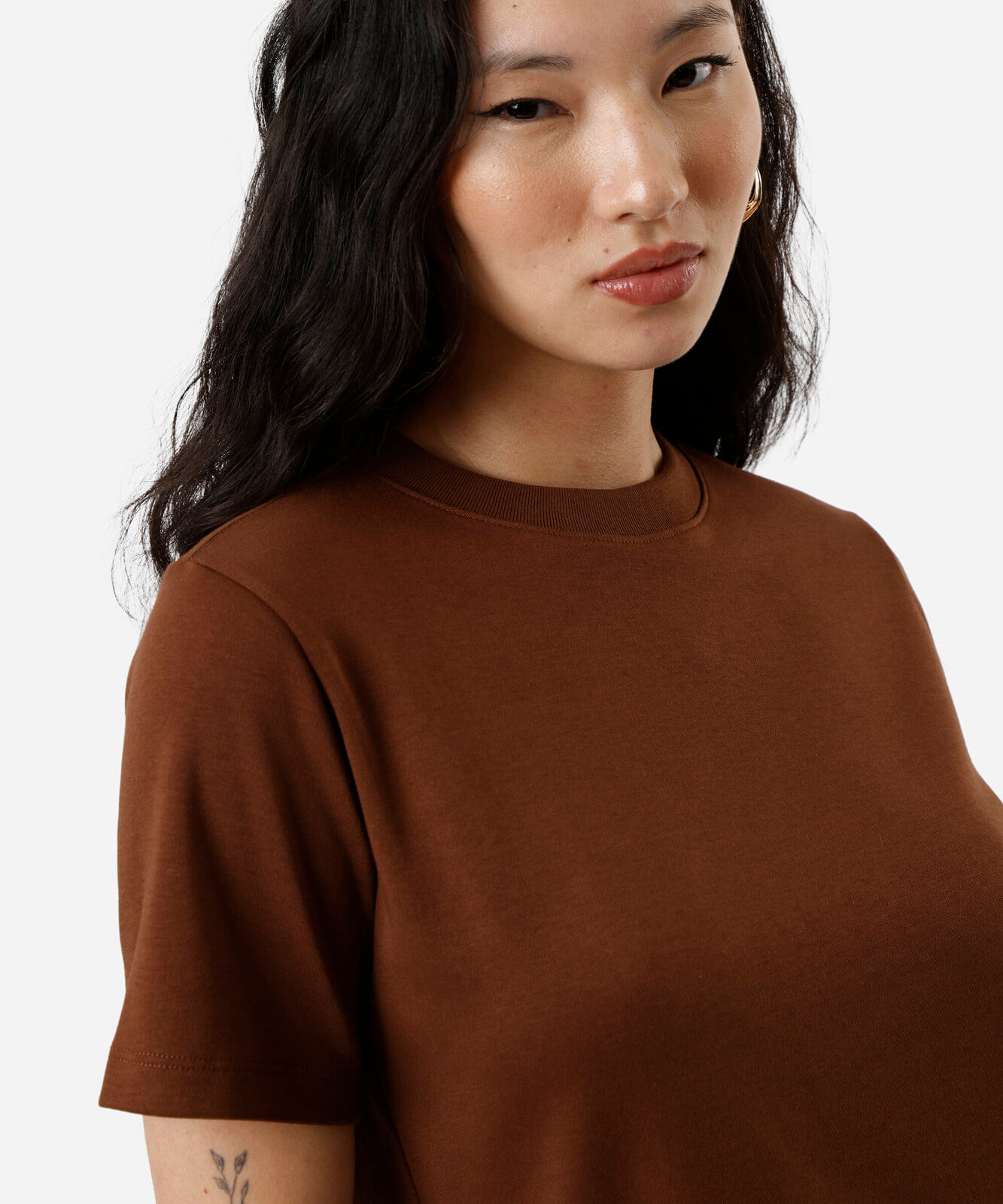 camiseta classic feminina de algodão peruano interlock marrom