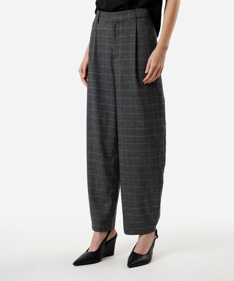 calça barrel feminina de alfaiataria xadrez cinza