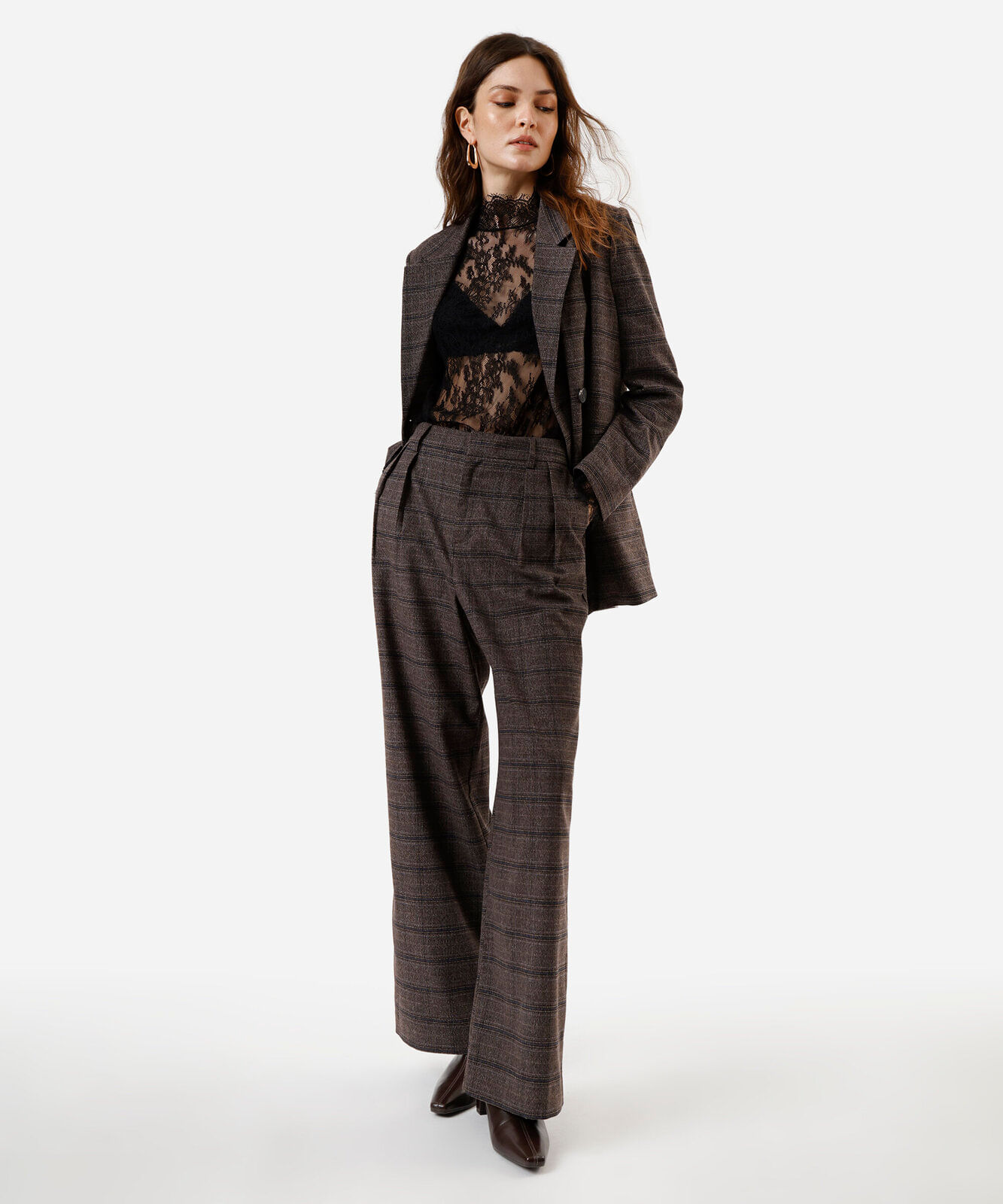 calça baggy feminina de alfaiataria xadrez marrom