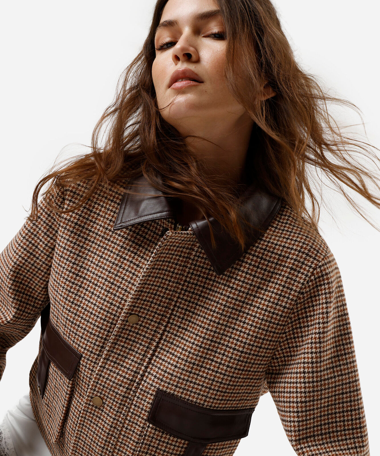 casaco feminino com bolsos xadrez marrom
