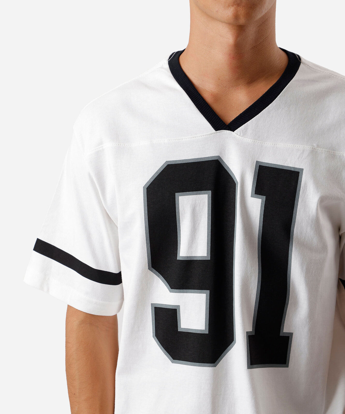 camiseta masculina de algodão gola v estampada  off white