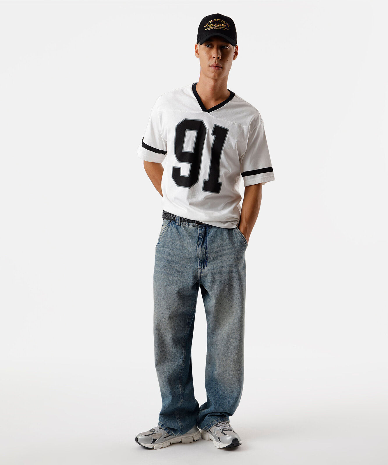 camiseta masculina de algodão gola v estampada  off white