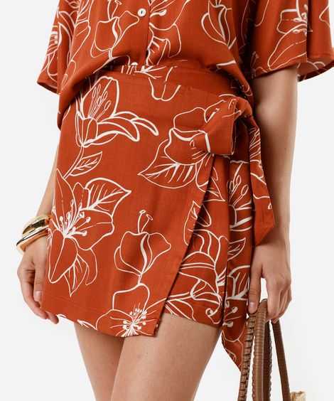 short saia feminino de viscose com amarração floral marrom