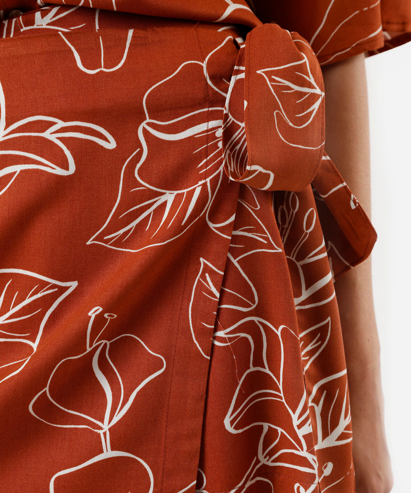 short saia feminino de viscose com amarração floral marrom