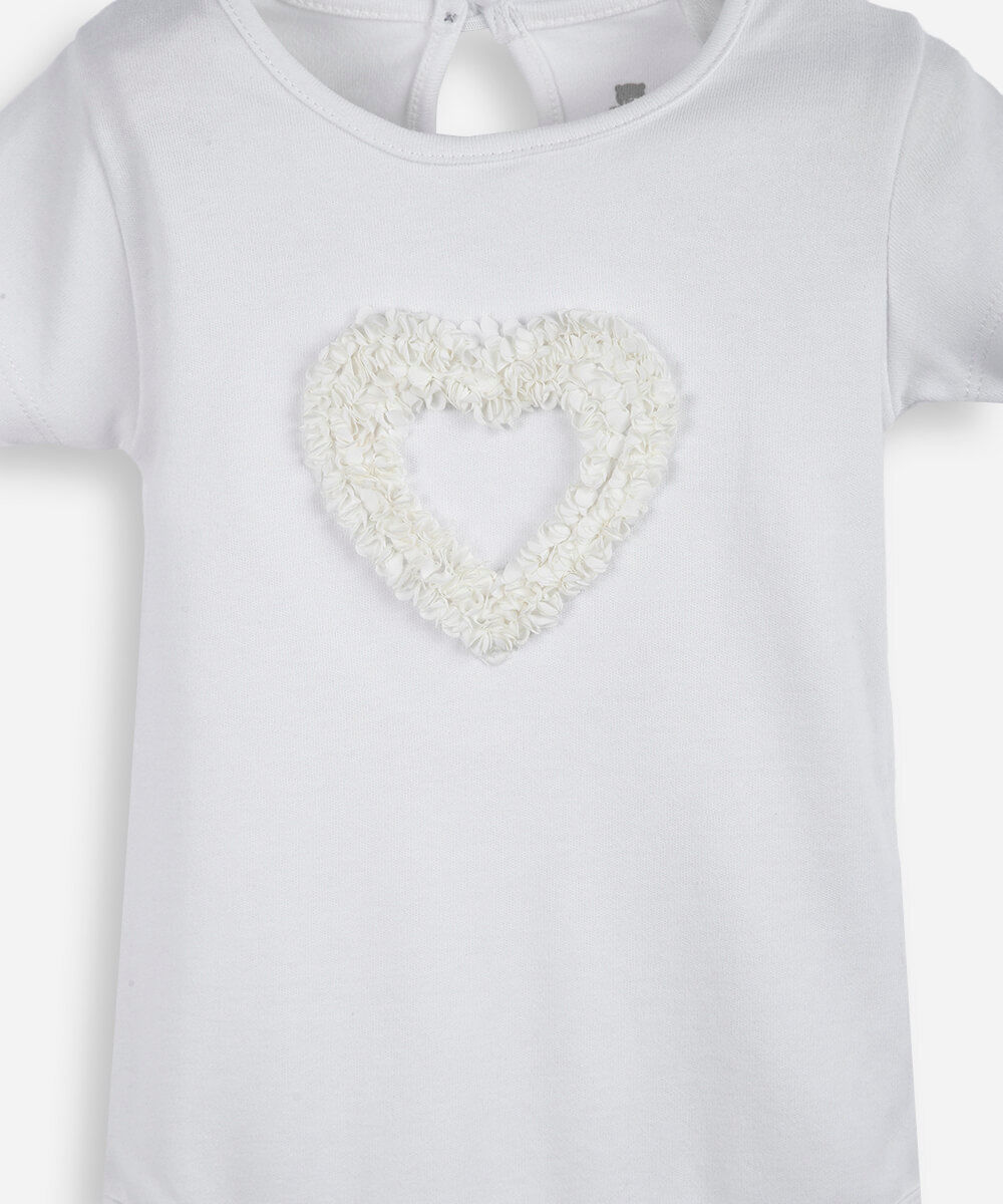 body infantil de algodão com coração 3d off white